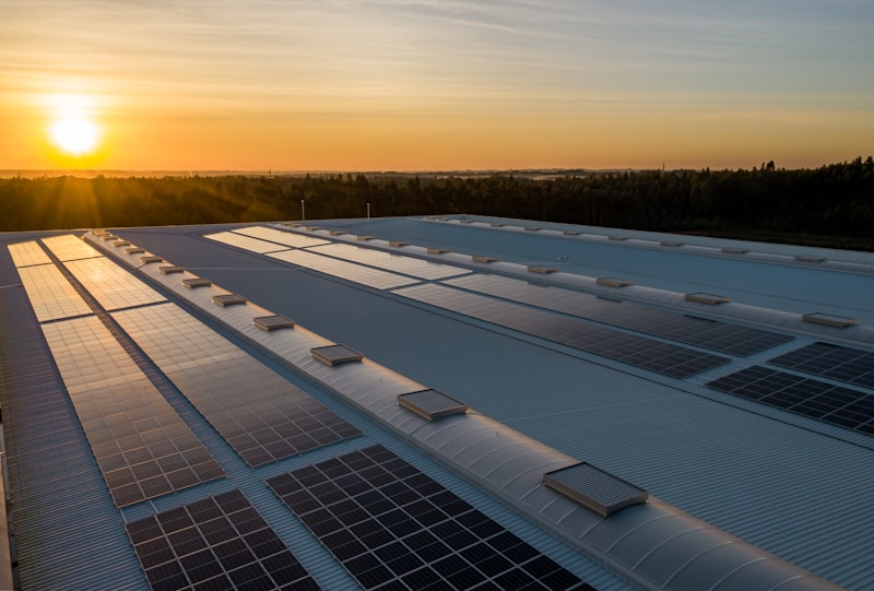 Engenheiro da Leansolar realizando vistoria técnica rigorosa para projeto solar em BH